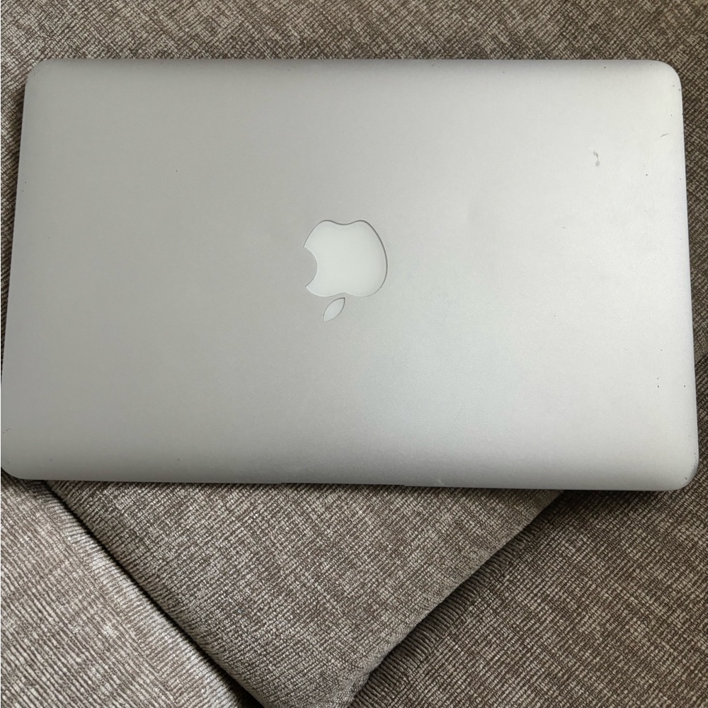 Apple MacBook in Sleek Silver